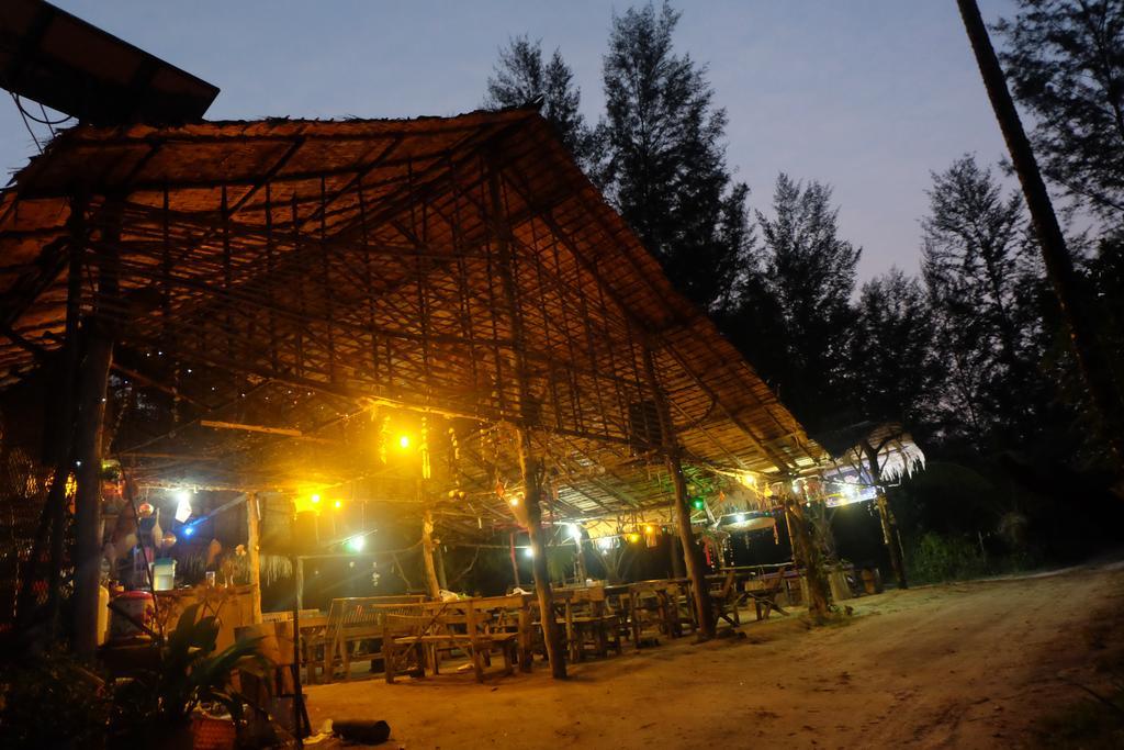 Mr. Chuoi Bar And Hut Hotel Ko Phra Thong Buitenkant foto